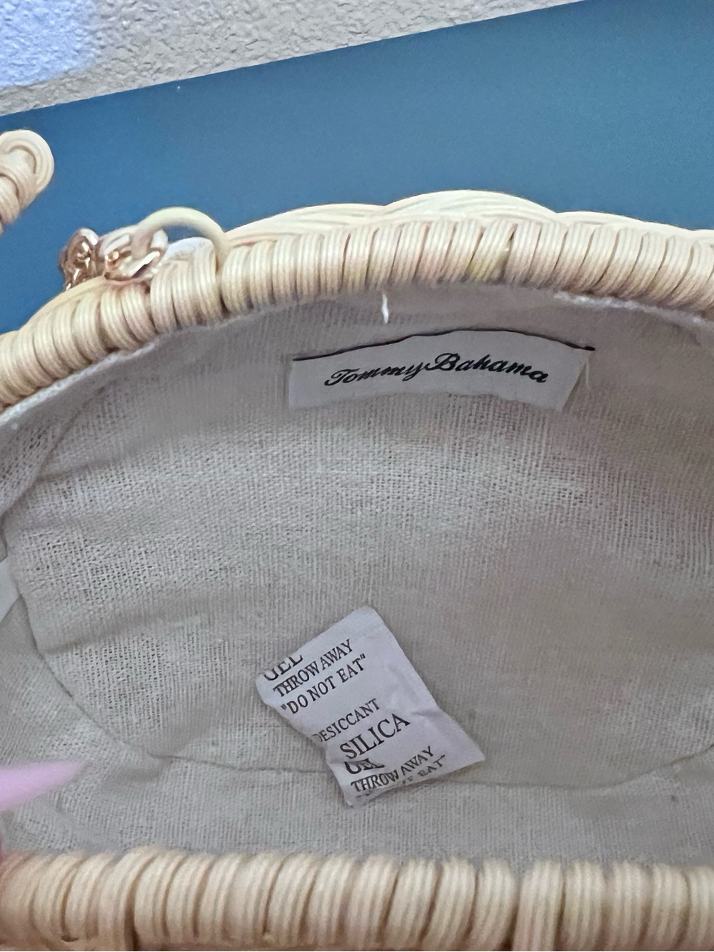 Tommy Bahama Woven Turtle Crossbody Bag in Natural Beige with Gold Chain - Picture 6 of 8